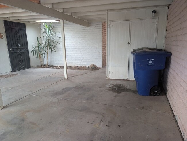Building Photo - Comfortable West Side Rental