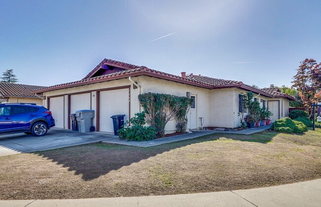 Building Photo - Newly Remodeled 3BR, 2BA, 1,117sf Duplex w...