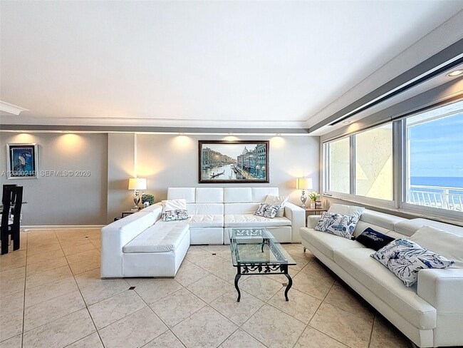 Building Photo - 328 N Ocean Blvd