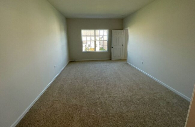 Building Photo - Stunning 4 bedroom 2.5 Bathroom Home in Ma...