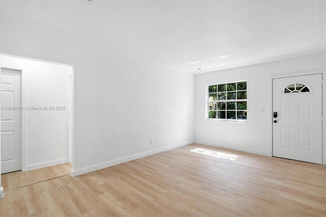 Building Photo - 4725 NE Miami Ct