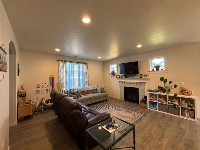 Building Photo - Beautiful 3 Bed/2.5 Bath with Fully Fenced...