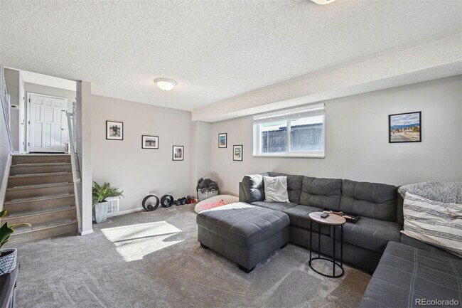 Building Photo - AVAILABLE OCTOBER! Wonderful 3 bed/2 bath ...