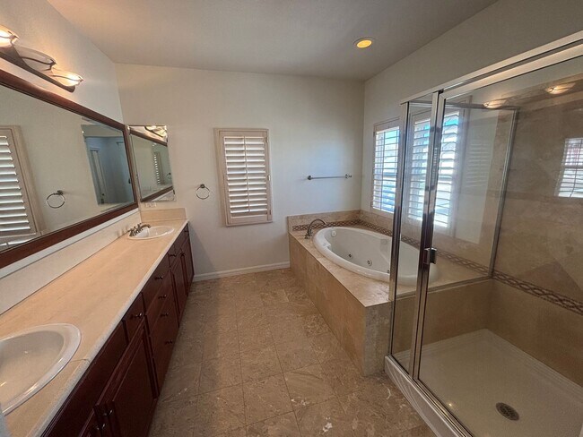 Building Photo - 2307 Thorncroft Cir