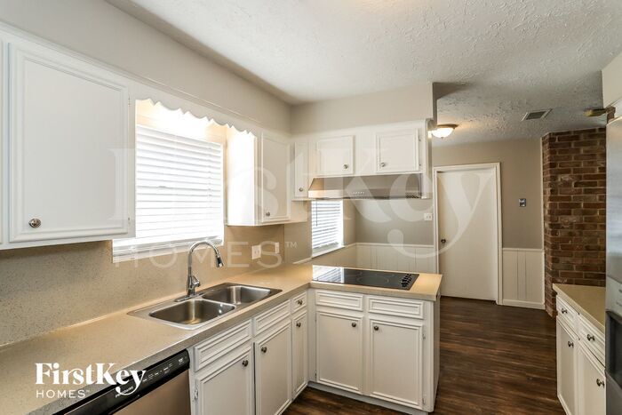 Building Photo - 15010 Chaseridge Dr