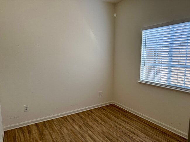 Building Photo - 3 Bedroom 2 Bath home with covered patio