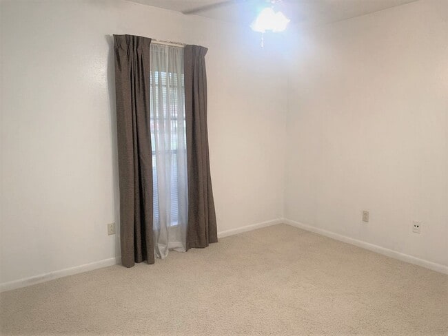 Building Photo - GREENACRES IS THE PLACE TO BE!