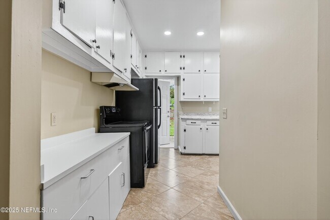 Building Photo - 6190 Mercer Cir E
