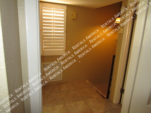 Building Photo - 711 E North Ln