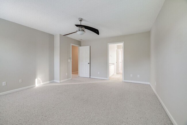 Building Photo - Beautiful Custom Home on Golf Course