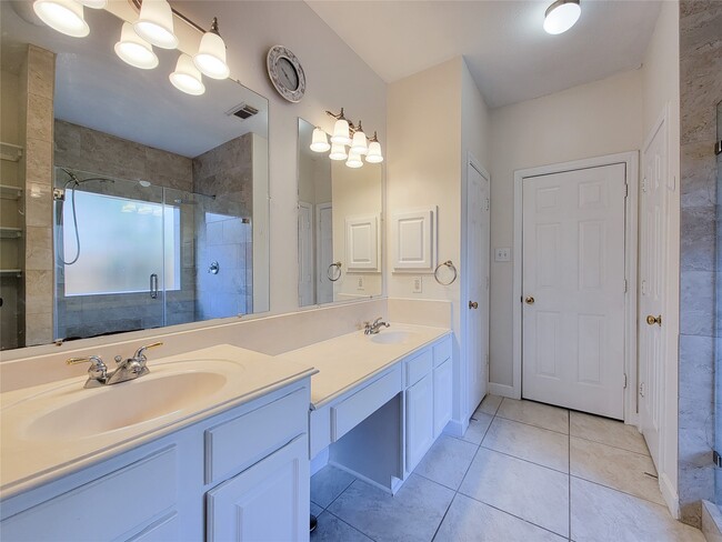 Building Photo - 15607 Tarpon Springs Ct