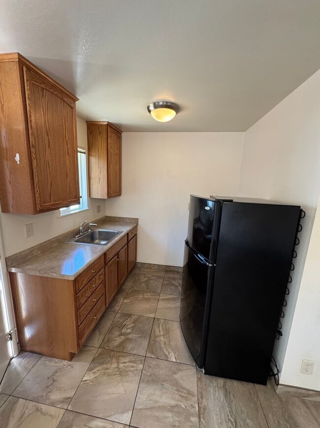 Building Photo - STUDIO APARTMENT WITH KITCHEN & BATHROOM A...