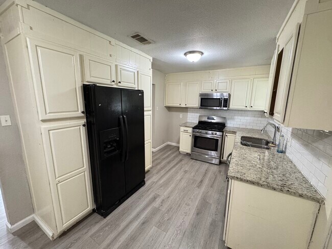 Building Photo - 406 Hillcrest St