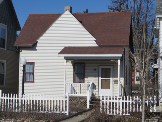 Building Photo - February - One Bedroom Cottage House in the Heart of Downtown (West Central, Downtown)