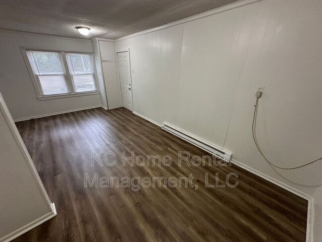 Building Photo - 107 E Hale St