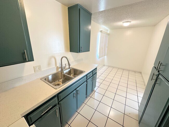 Building Photo - LARGE 1bd/1ba in NoHo WITH Parking!