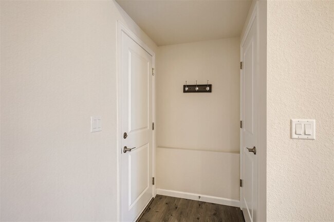 Building Photo - Beautiful SW Longmont Townhome