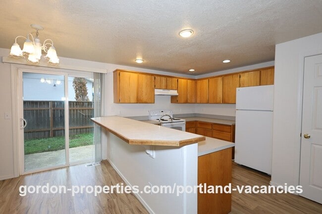 Building Photo - SE 73rd Ave - 3 bedroom townhouse in Mt Scott-Arleta neighborhood