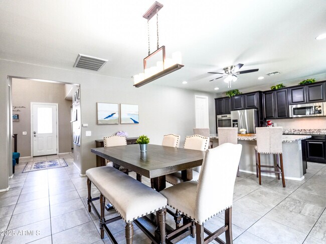 Building Photo - 761 W Desert Hollow Dr