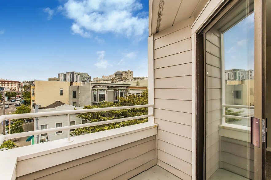 Balcony Views - 2185 Bush St