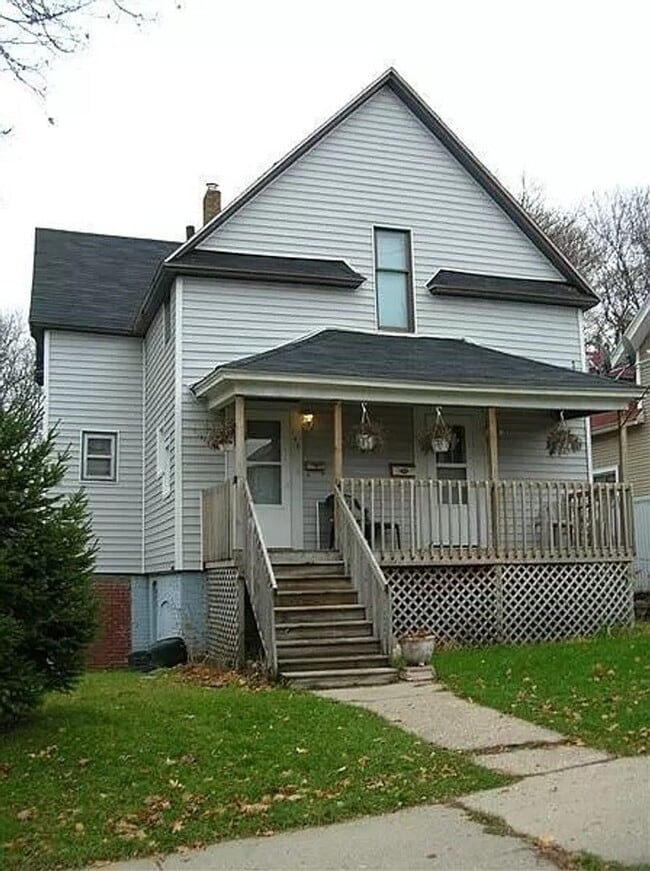 Building Photo - Recently Updated - Upper One Bedroom with Washer/Dryer!