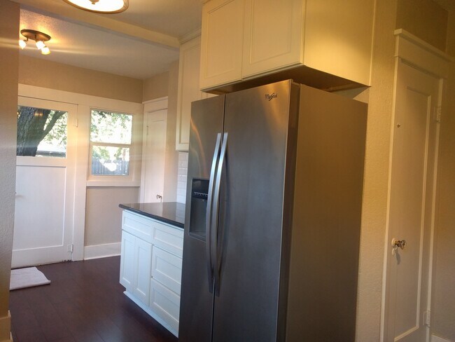 Building Photo - Craftsman Style Dream near Downtown