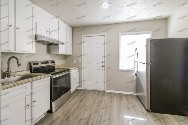 Building Photo - 1104 Jet Dr