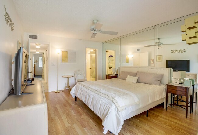 Building Photo - 3154 Via Poinciana