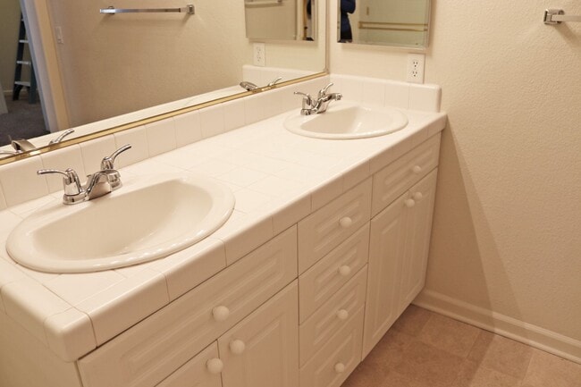 Building Photo - 3 Bedroom 2 Bathroom 1616 sq Ft in Wingfie...