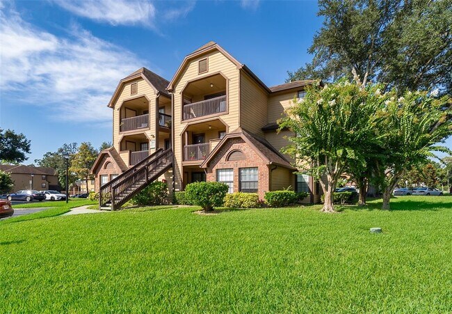 Building Photo - 360 Lakepointe Dr