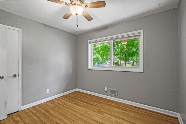 Building Photo - Gorgeous Shoreview House 3BR 1 Bath  Available Early May!