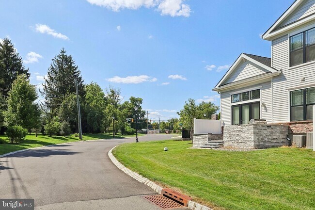 Building Photo - 2 Dogleg Ln