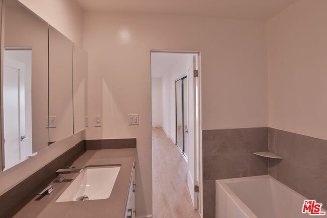 Building Photo - 136 S Palm Dr