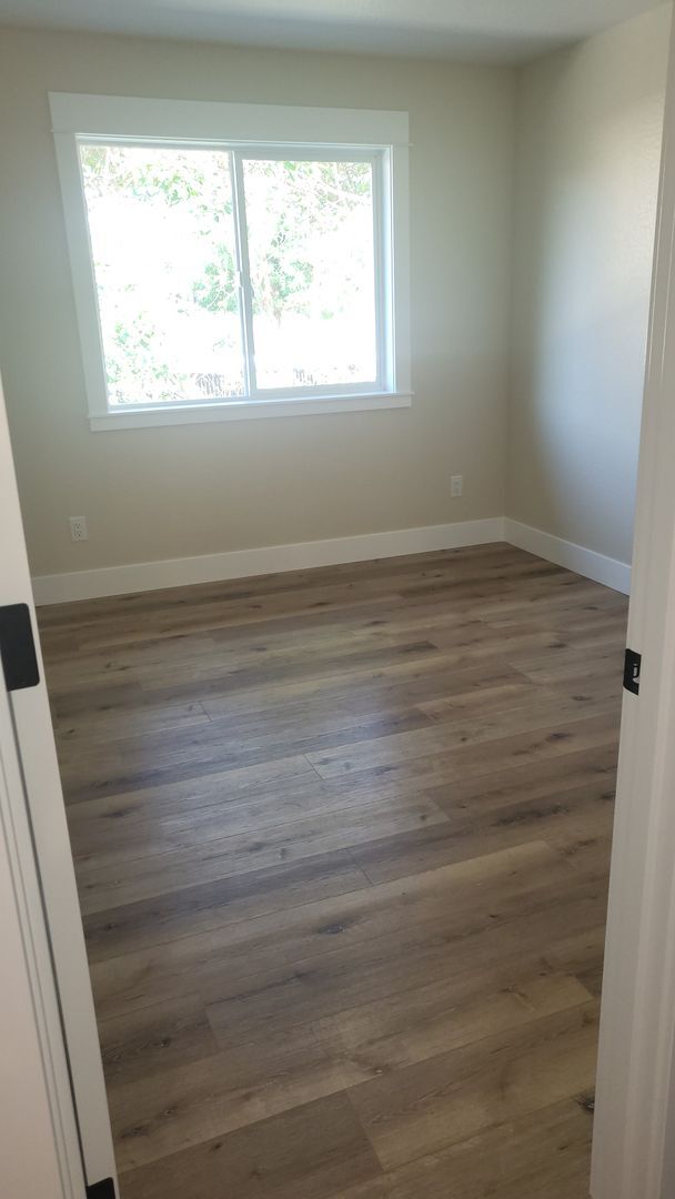 Building Photo - 3 bed 2 bath Single Family Home for Rent in Grants Pass