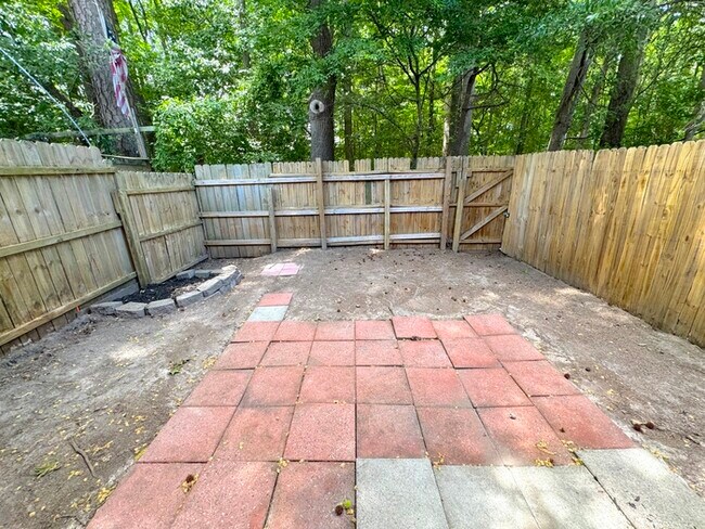 Building Photo - Come visit this cute 3 bedroom 1.5 bath in Chesapeake
