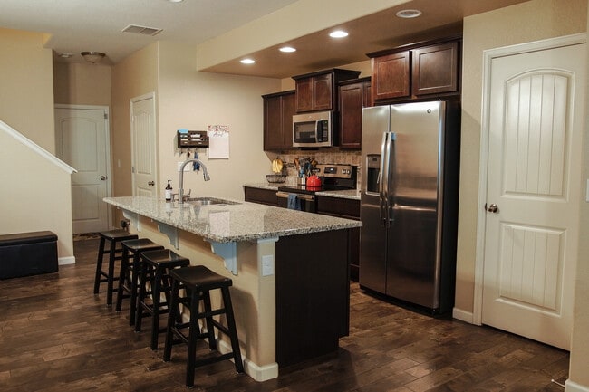 Kitchen, Island/bar - 5644 Shamrock Hts