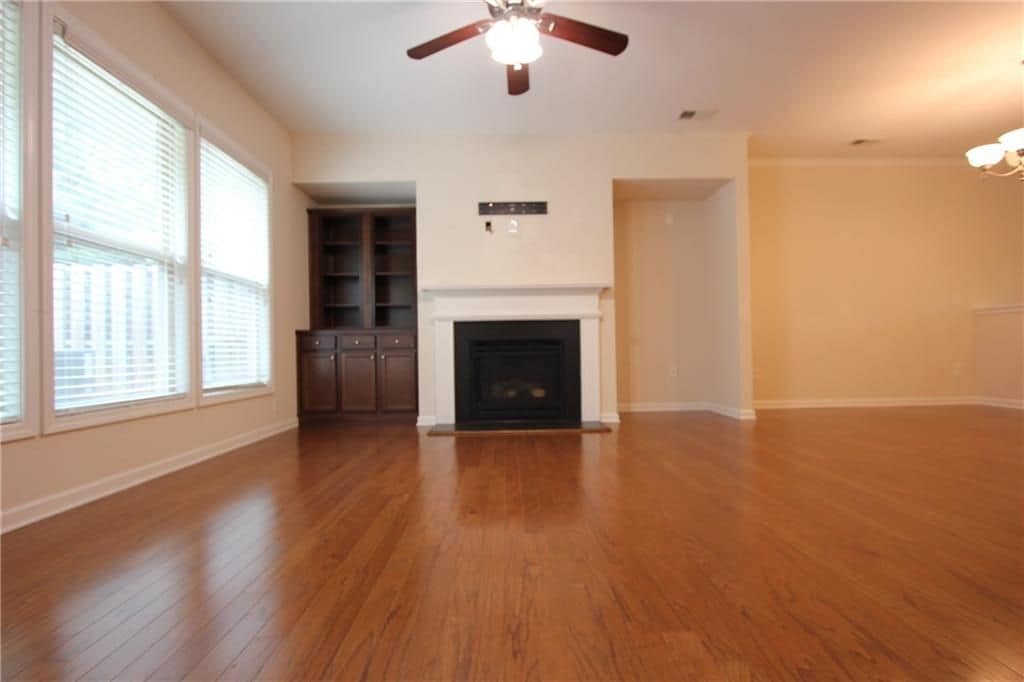 Building Photo - 2132 Greencrest Cir