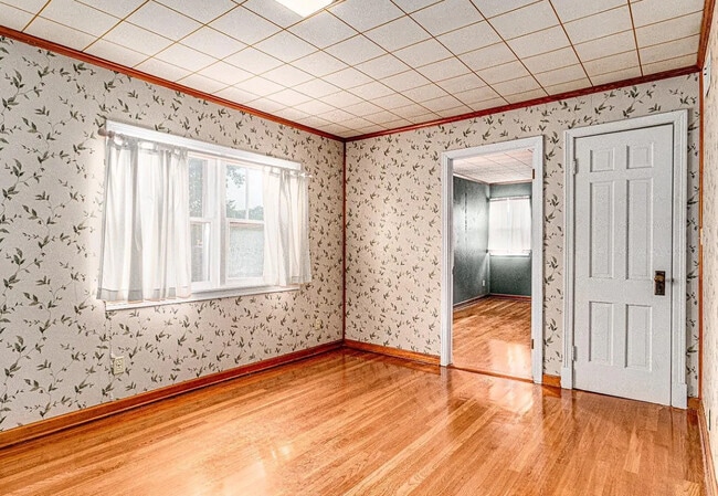 Building Photo - 1205 W Oak Ave