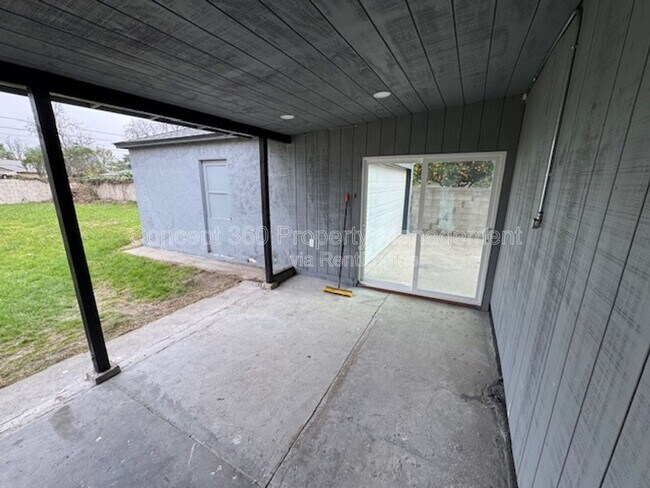 Building Photo - 5762 Cedar Ave