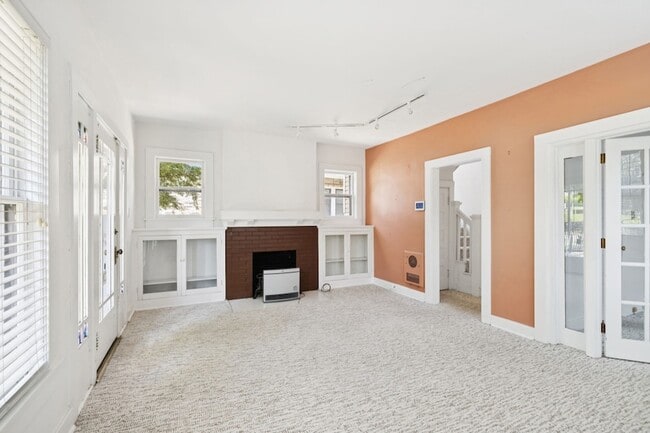 Building Photo - 1604 17th Ave S