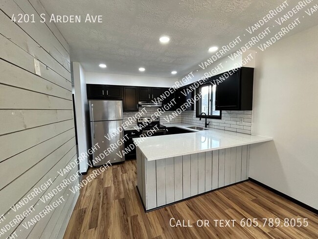 Building Photo - 4201 S Arden Ave