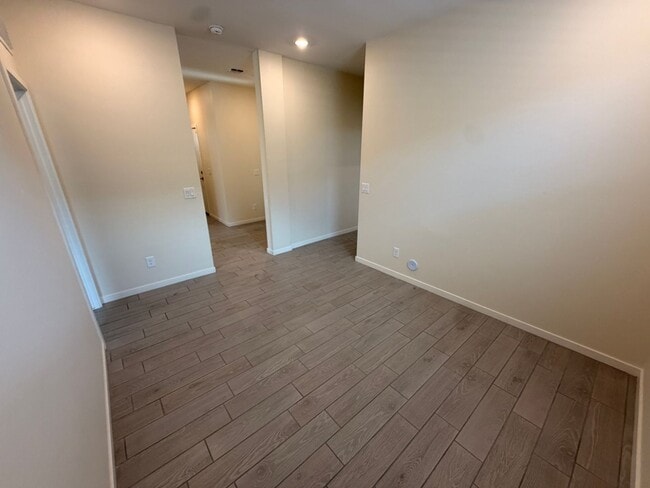 Building Photo - Newer 4 Bed / 3 bath Single Level home with Den