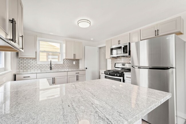 Building Photo - Stunning 2 bedroom home in Mt. Washington available May 1!