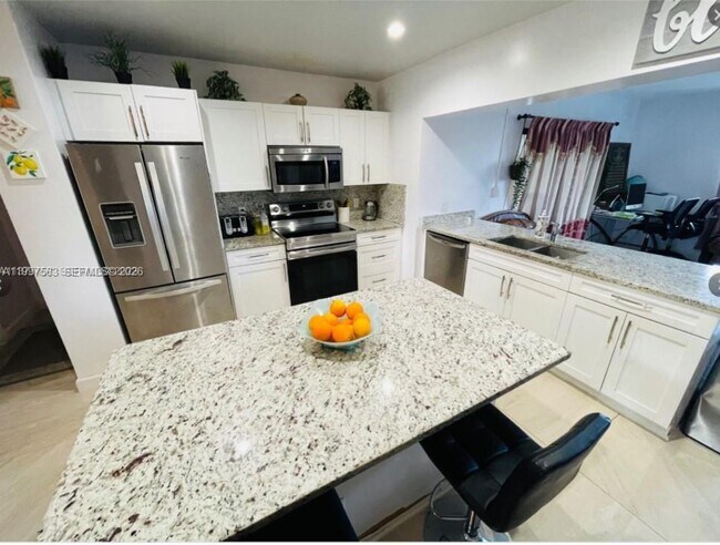 Building Photo - 721 SW 69th Ave