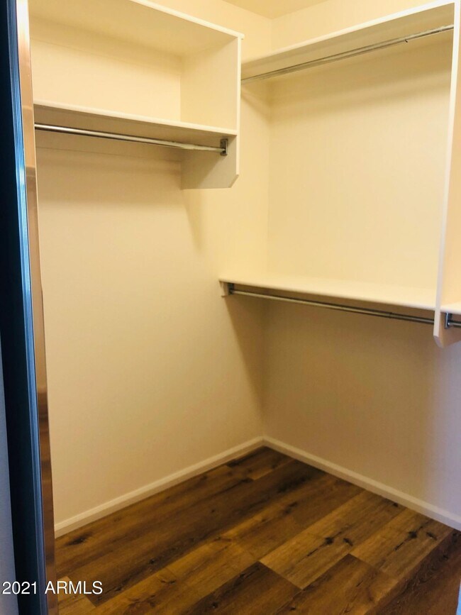 Building Photo - 2528 W Straight Arrow Ln