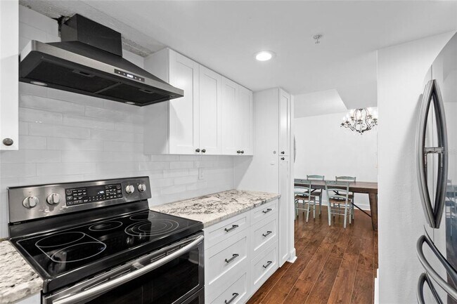 Building Photo - 470 3rd St S