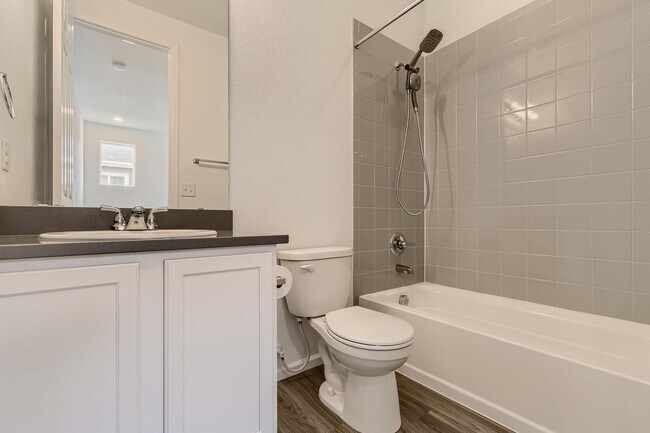 Building Photo - Stunning 3 Bed 2 1/2 Bath in Aurora!