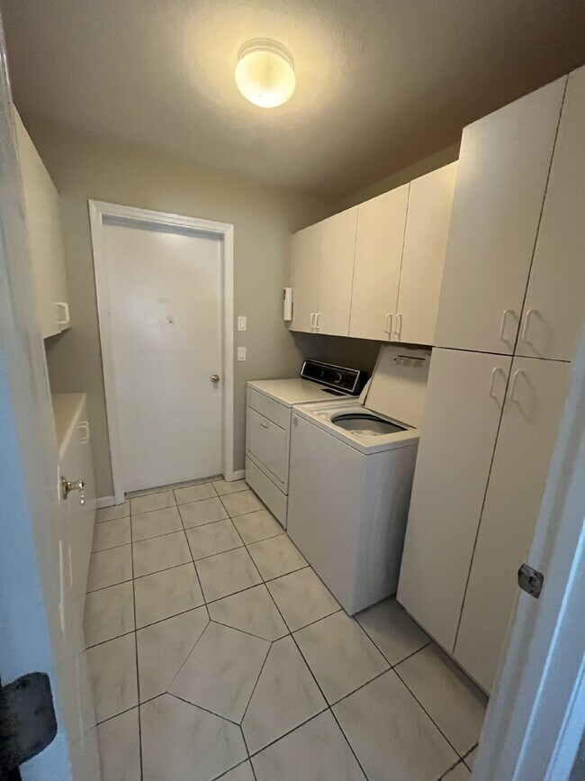 Building Photo - Spacious Pool Home in Desirable Palm Harbor – Pool Care Included