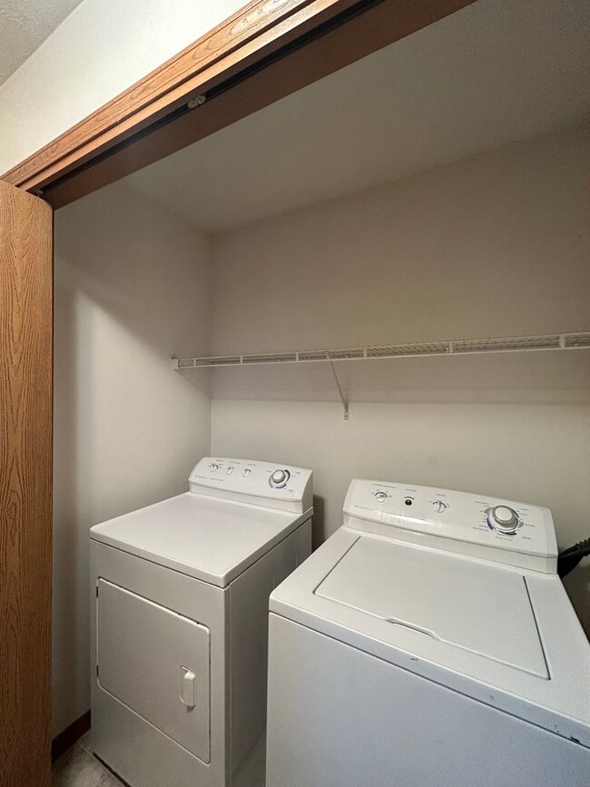 Building Photo - 3 Bedroom Townhome