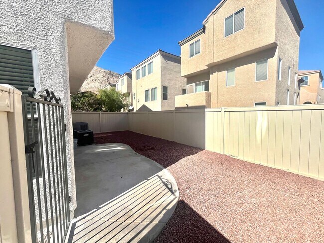 Building Photo - **$800 OFF MOVE IN BY 11/14/25**Spacious T...